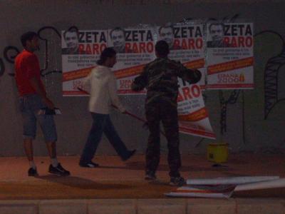 Macro pegada de carteles en Alicante